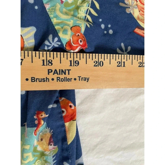 Disney Finding Nemo Womens Scrub Top Sz XS Medical Nurse Fish Pockets V Neck Vet - Picture 9 of 10